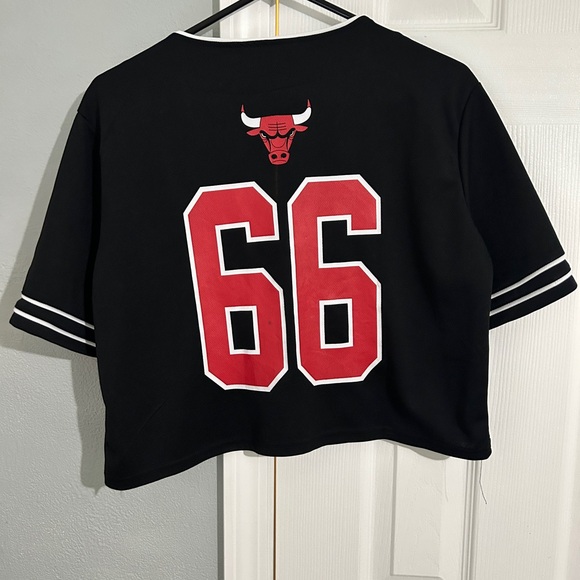 NBA Cropped Black Bulls Jersey - Picture 3 of 3